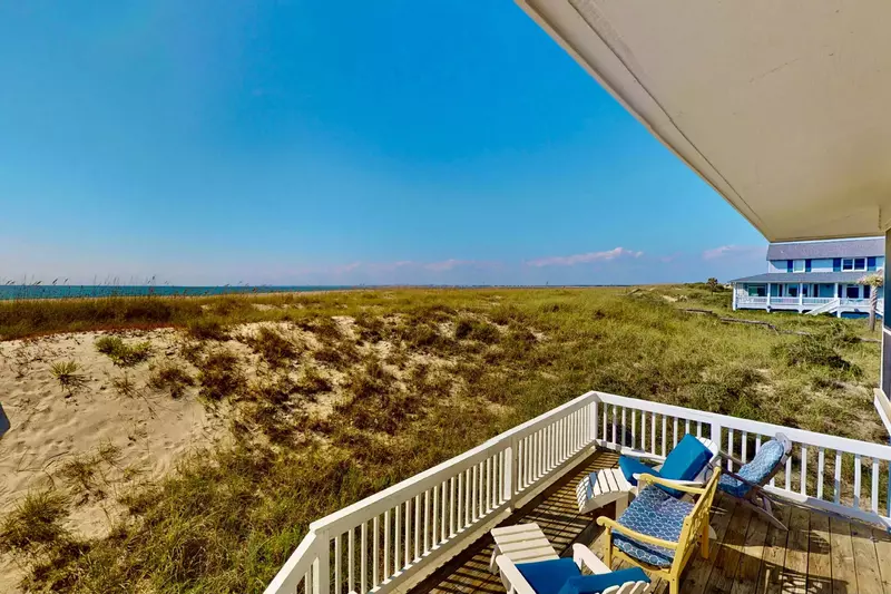 Sunbathe, read or relax on the deck