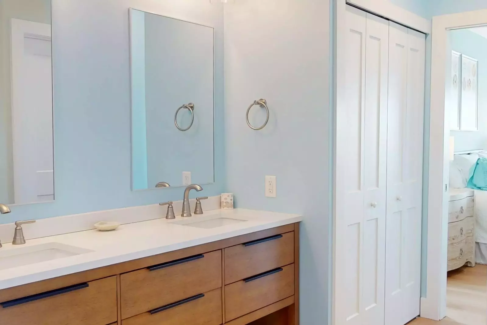 Primary en-suite double vanity