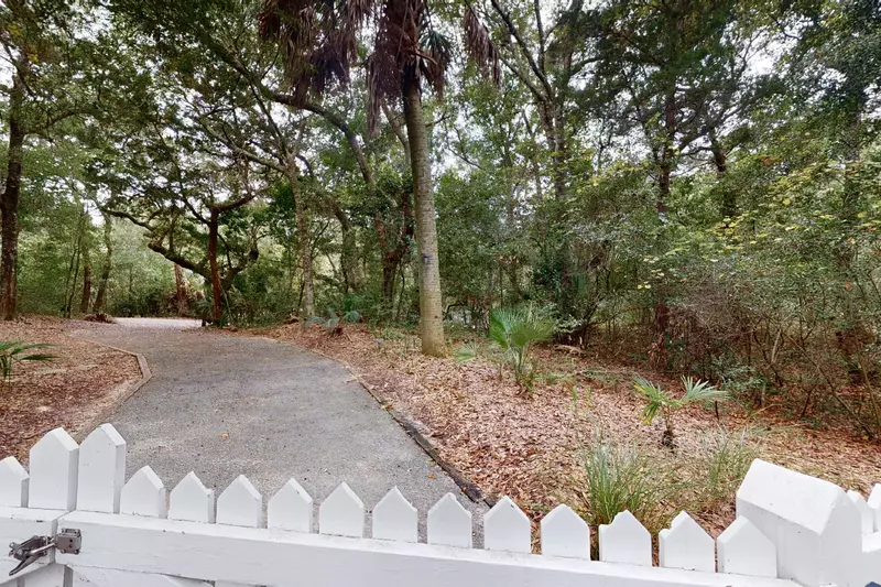 A long driveway offers privacy at Dundee's Den