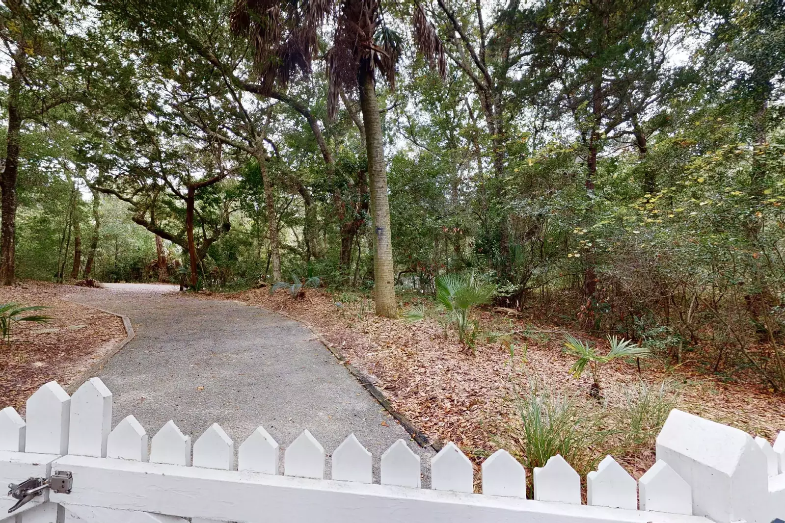 A long driveway offers privacy at Dundee's Den