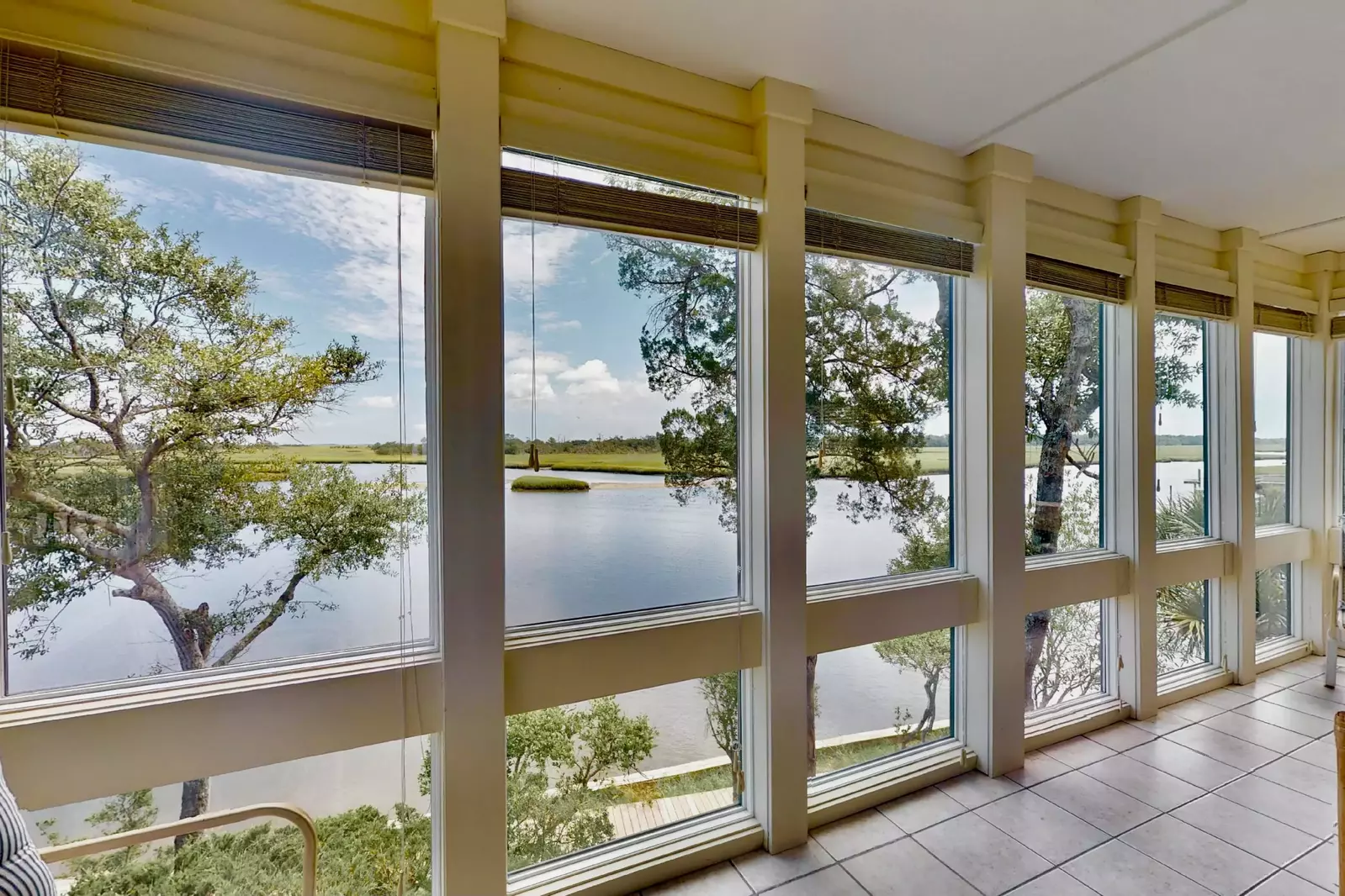 Relax with your coffee, a good book or your bird watching binoculars in this fantastic room!