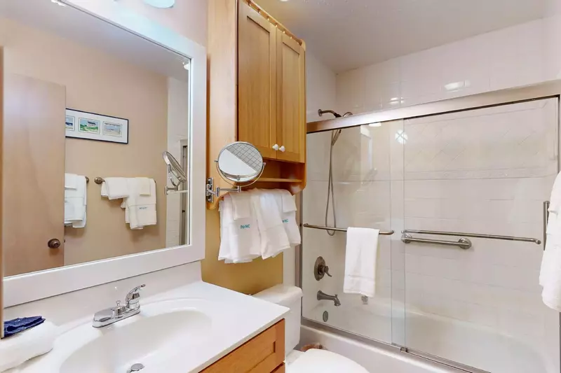 Hallway full bathroom features a tub/shower combo