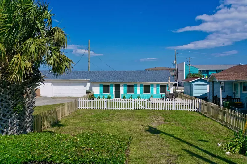 Palm trees make everything more beachy