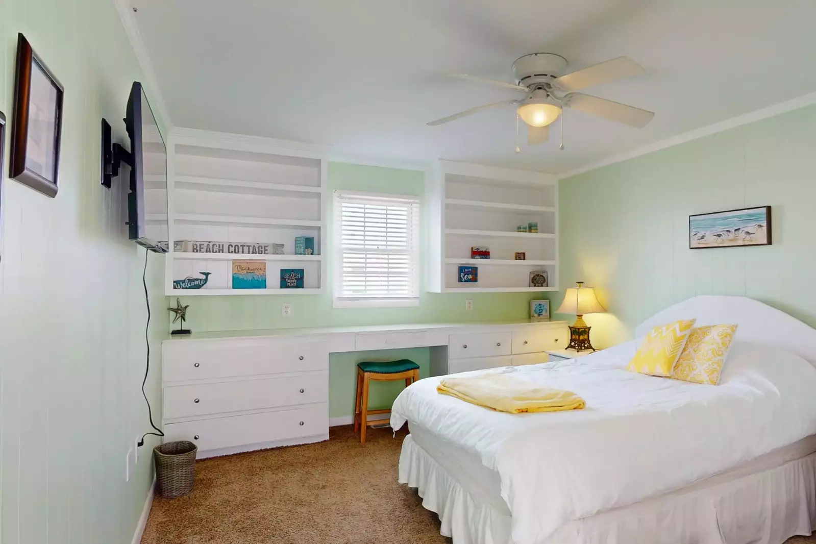 Third bedroom with a full bed, flat screen tv and huge desk area!