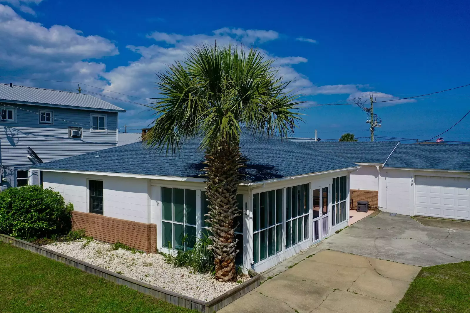 Large driveway with ample parking