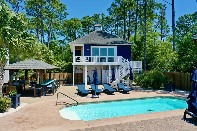A private pool, hot tub + outdoor kitchen will make your stay at Ziggy's Place unforgettable! It is fully fenced so your furry friends can run freely.