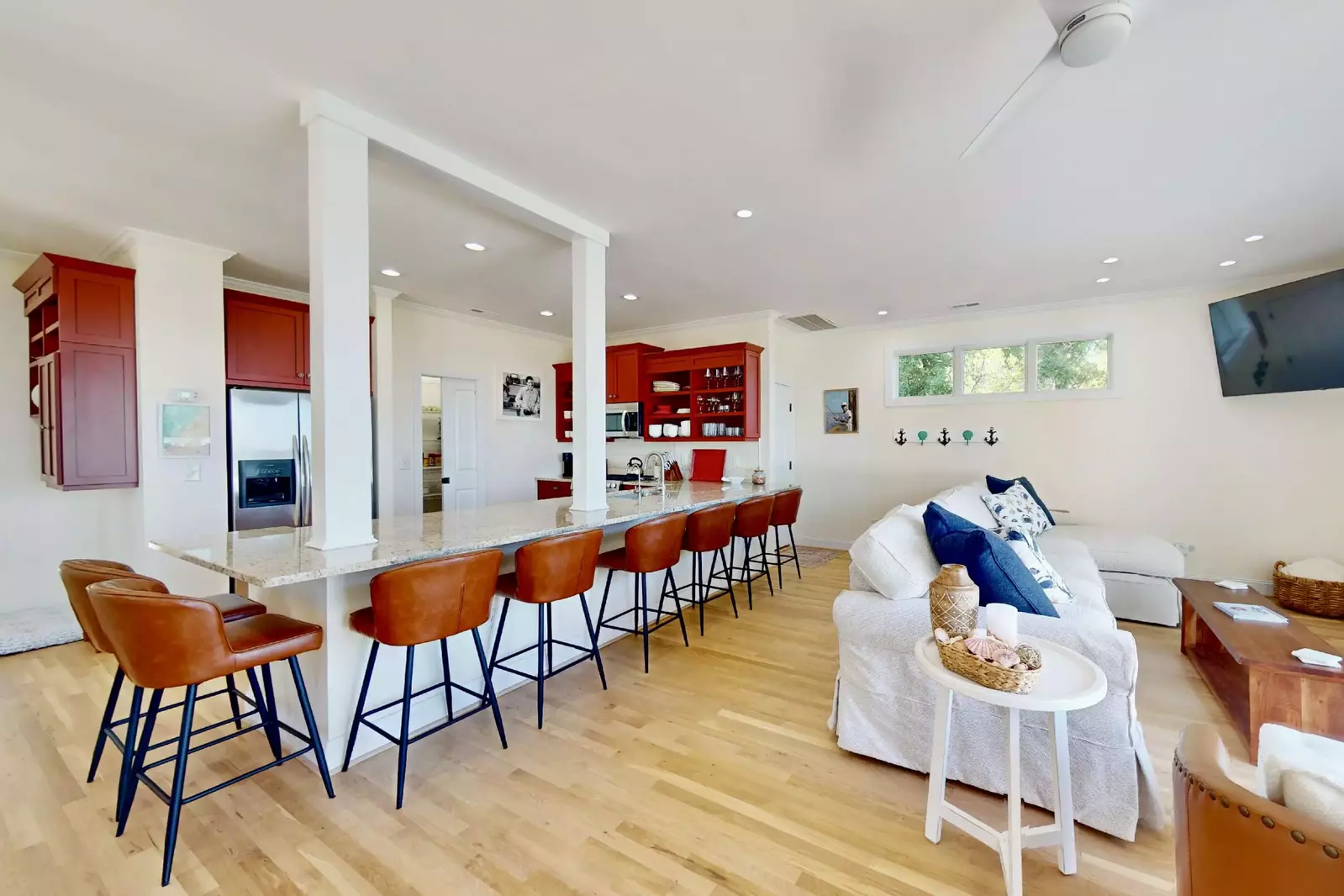 Seating for 8 at the bar