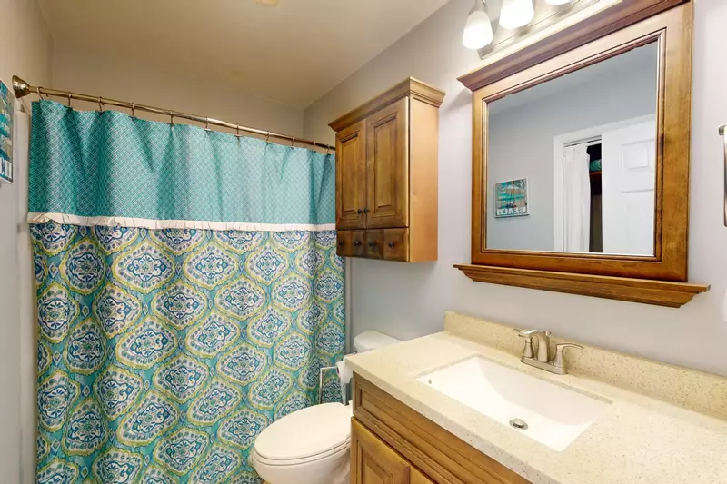 Hall Bathroom with bathtub/shower combo