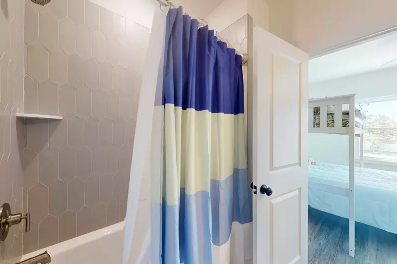 Jack and jill bathroom with a shower/tub combo