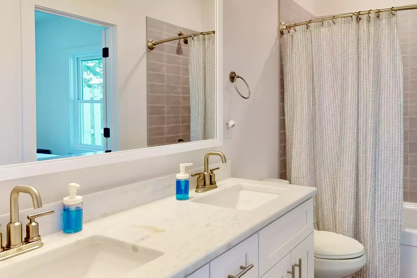Tub/shower combo in the jack and jill bathroom