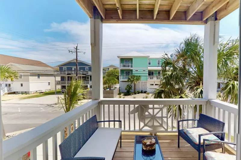 Covered deck with plenty of seating