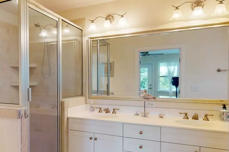 Owner's suite bathroom