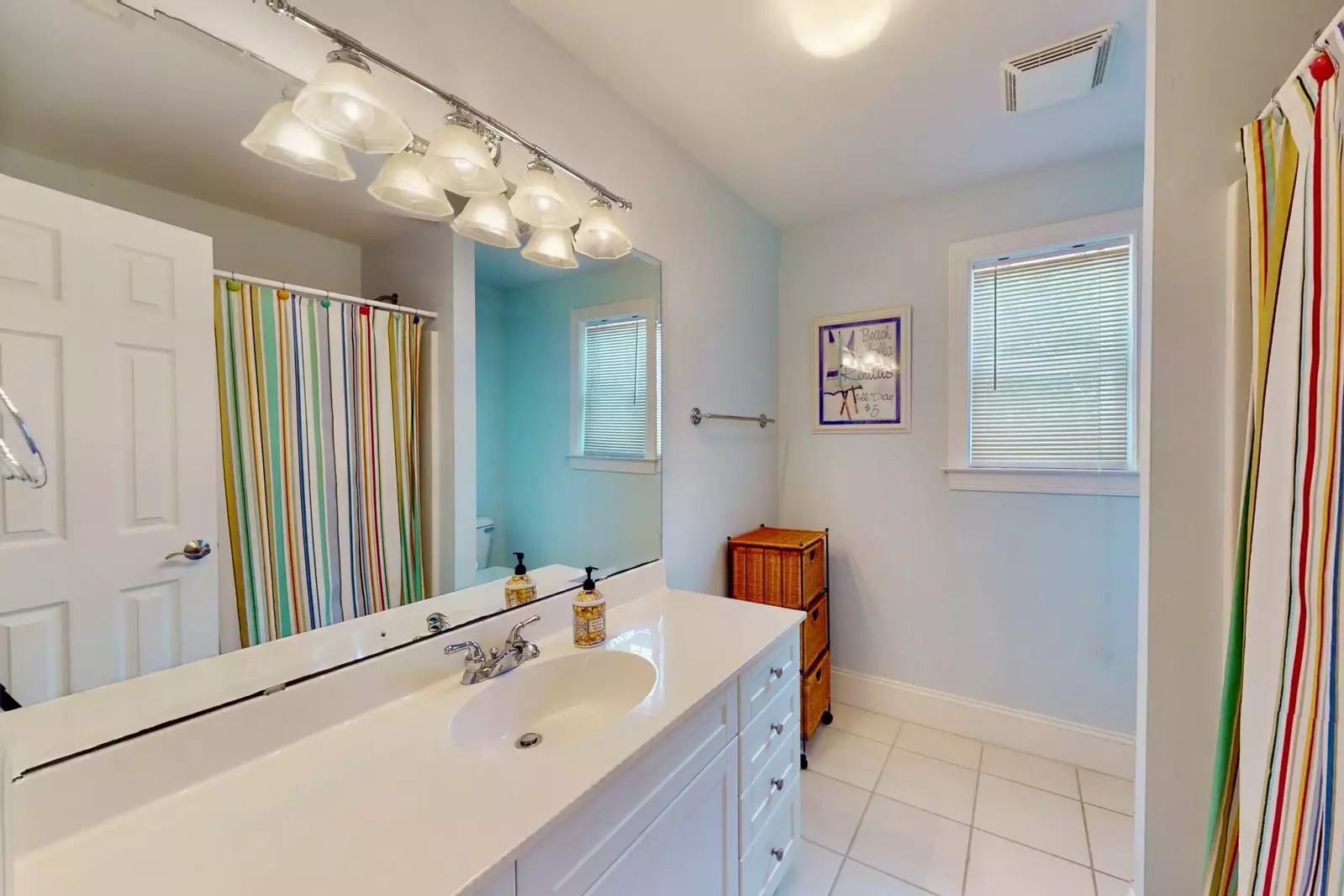3rd floor guest bathroom features a shower/tub combo.