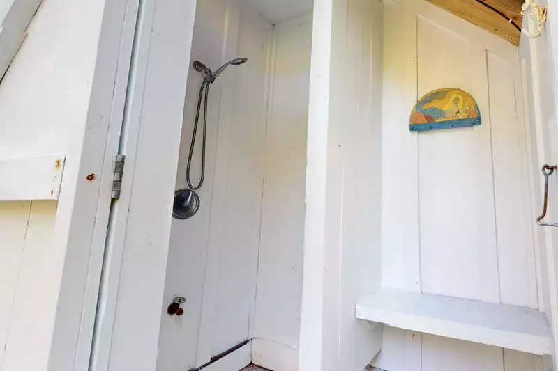 Knotty Dog comes with an outdoor shower; convenient to rinse off after coming from the beach or pool.