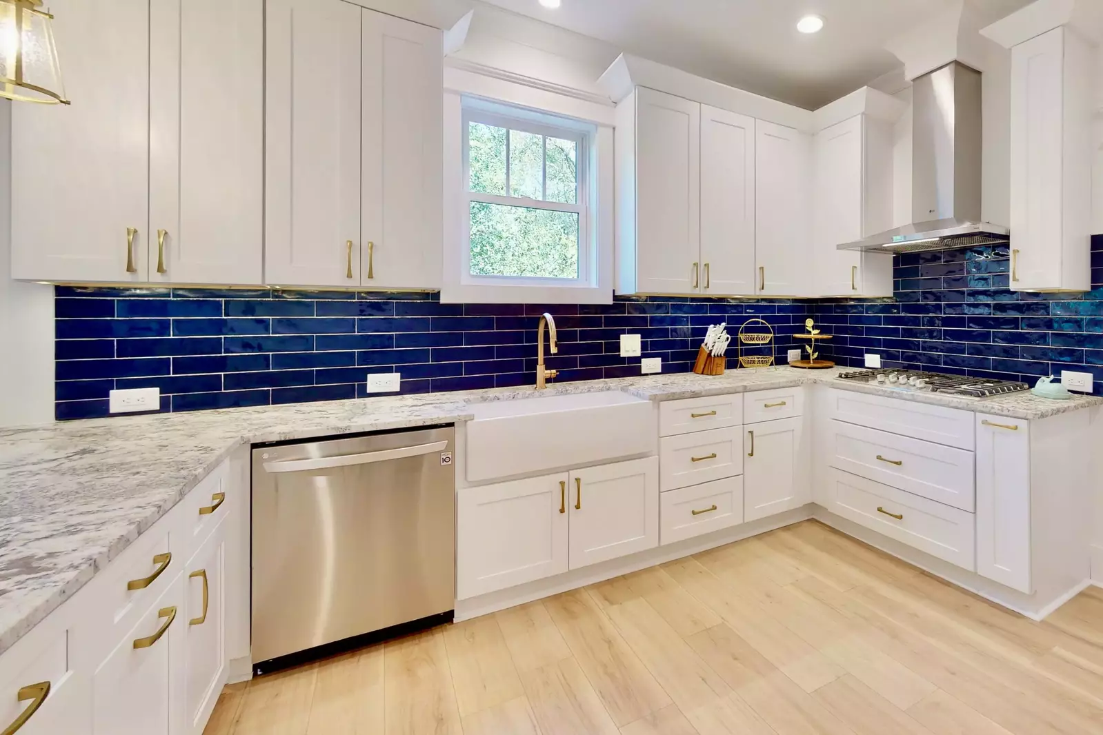 This kitchen has space!