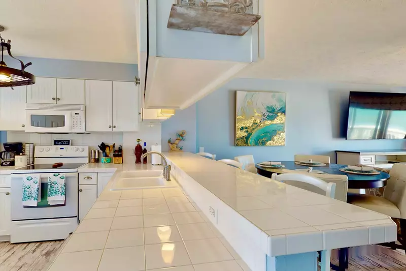 Plenty of counter and kitchen tools to make that great meal for the entire group