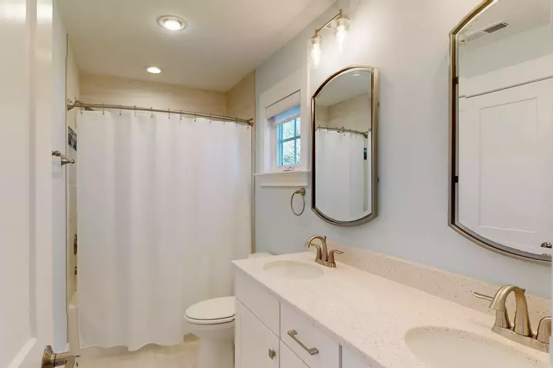 The 1st floor bedroom has an ensuite bathroom