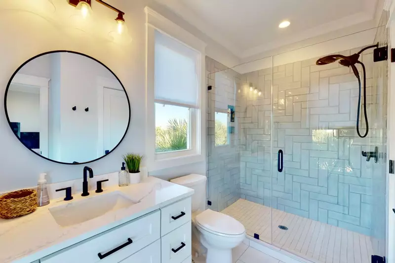 Front bedroom full bathroom