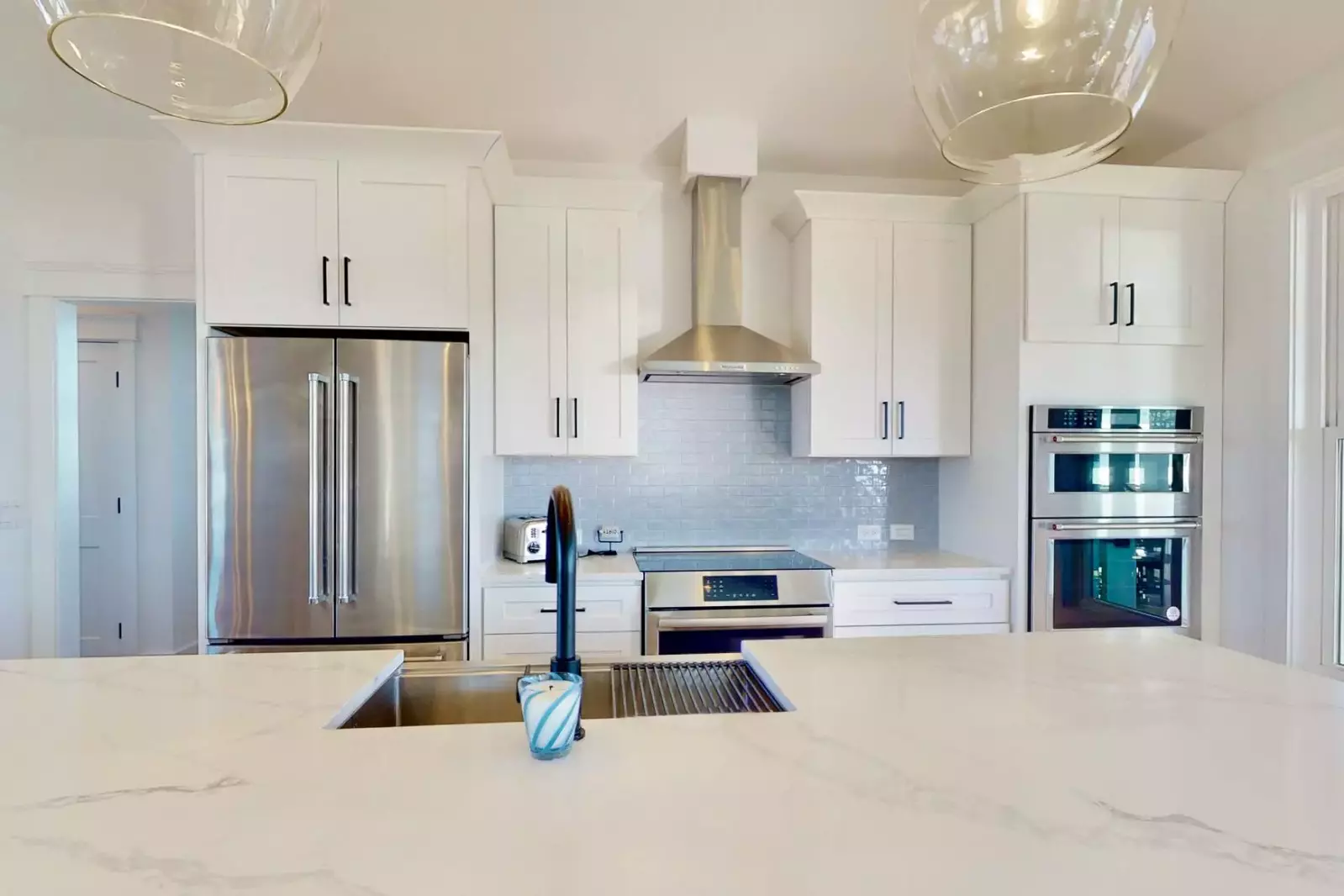 High-end appliances with plenty of room in the kitchen, there is no excuse not to make that great family meal