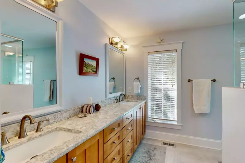 Owner suite full bathroom