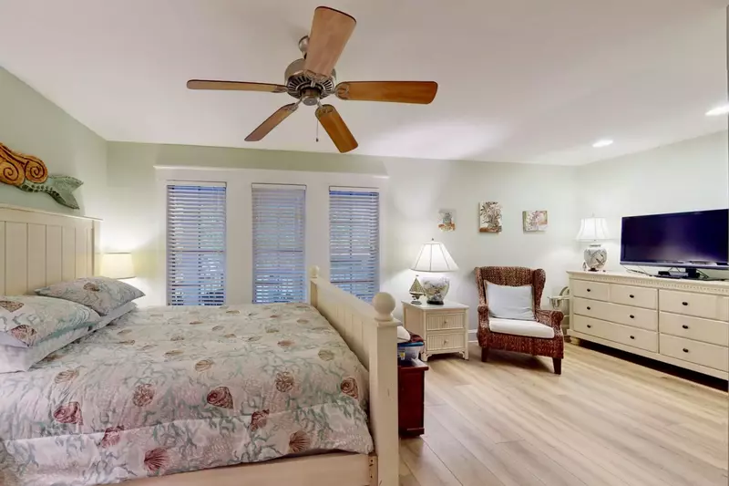 This bedroom has a nice queen sized bed