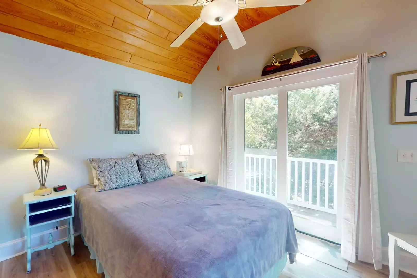 The crofter has a Queen bed