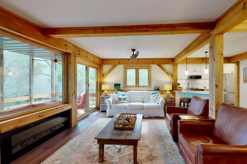 The large windows allow the beautiful outside to come inside but you still have great privacy