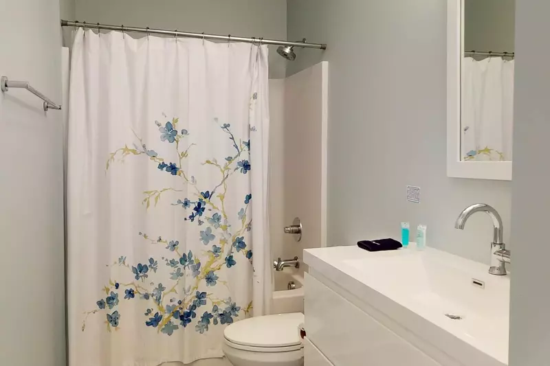 Hallway bathroom with tub/shower combo