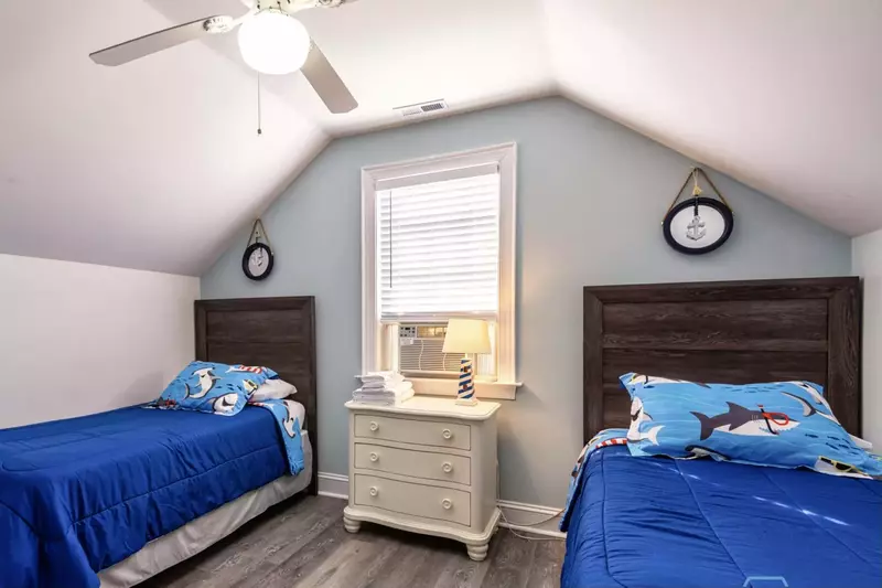 Top floor 4th bedroom has 2 twin beds