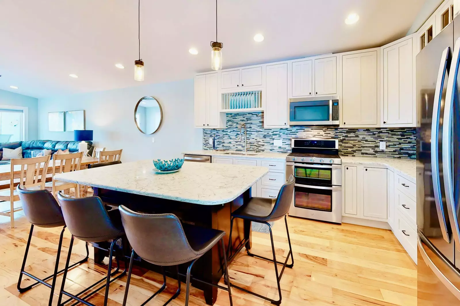 Relax and eat at the kitchen island