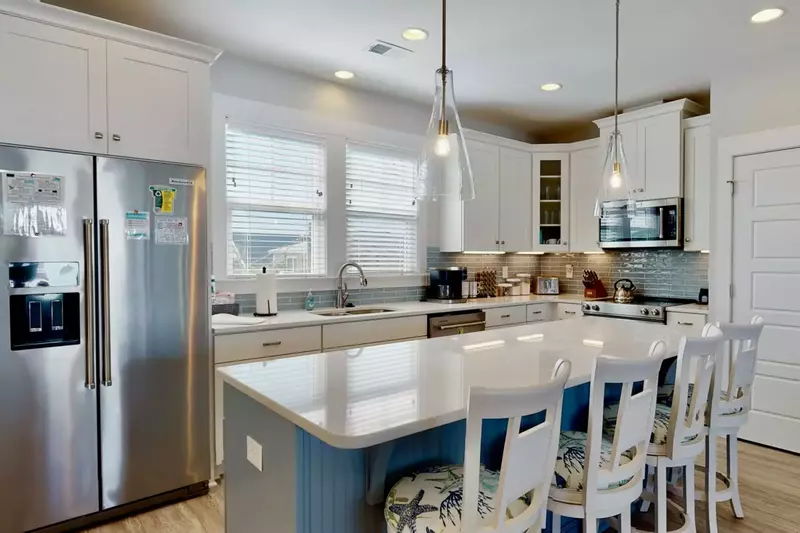 Spacious kitchen area with breakfast bar seating for 4.