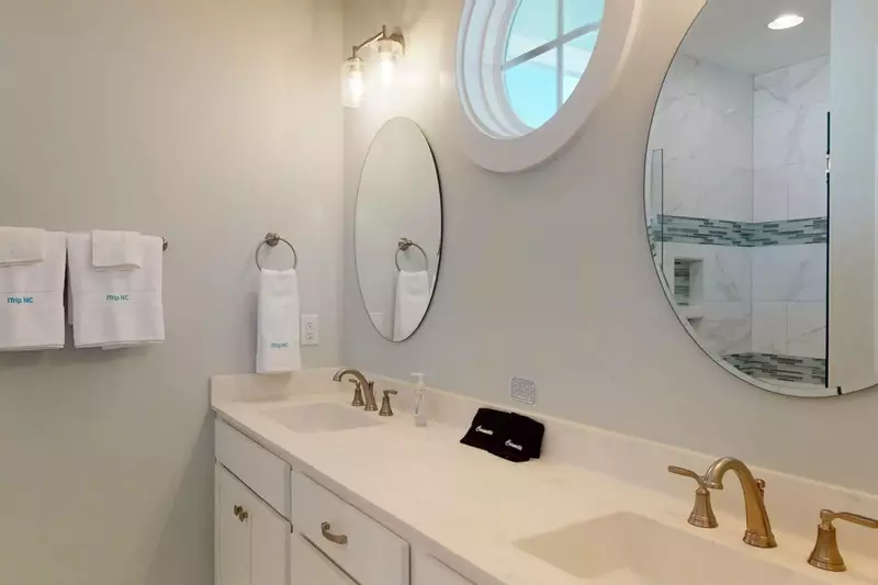 Main owner suite full bathroom with direct private access