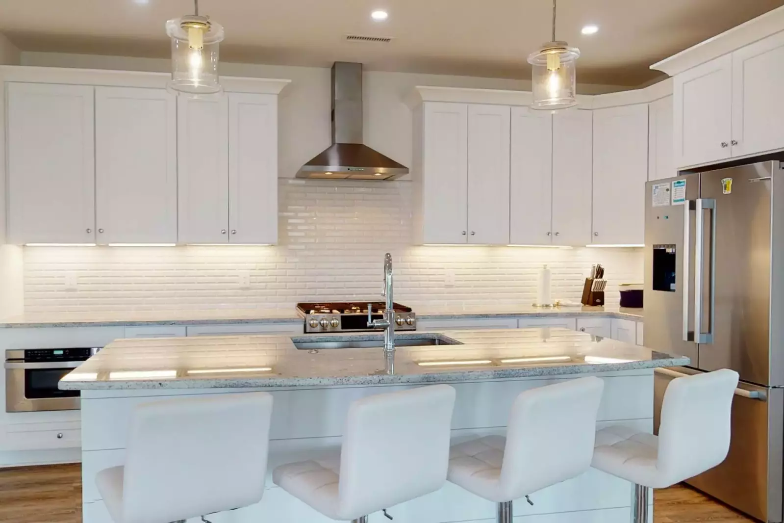 Enjoy cooking your favorite meals in this grandeur kitchen!