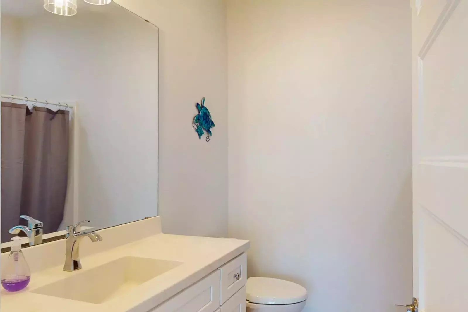 Full guest bath, with a tub!