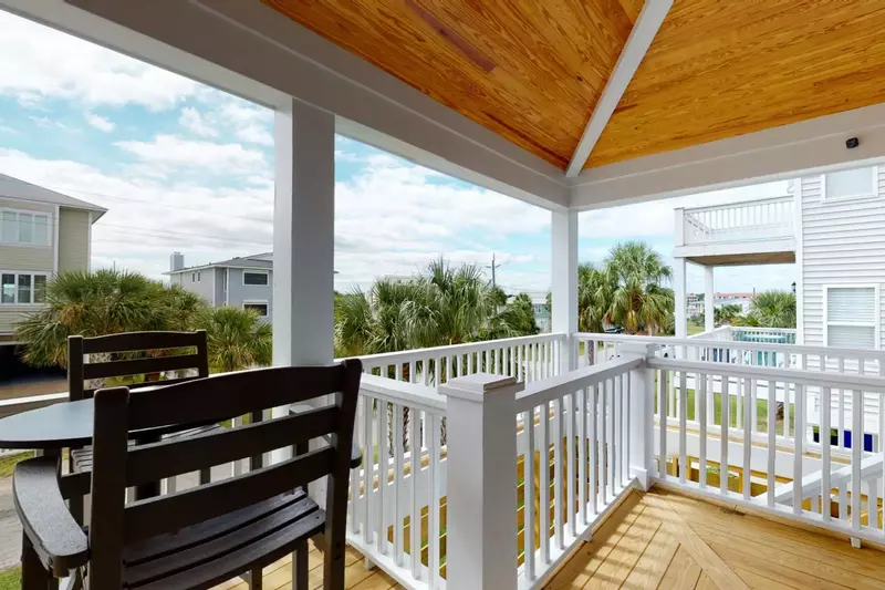 More of the amazing wrap around deck!