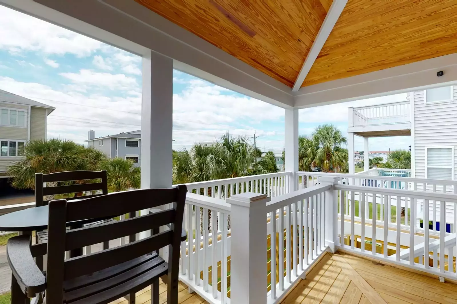 More of the amazing wrap around deck!