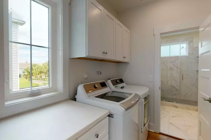 Roomy laundry room with a great washer/dryer!