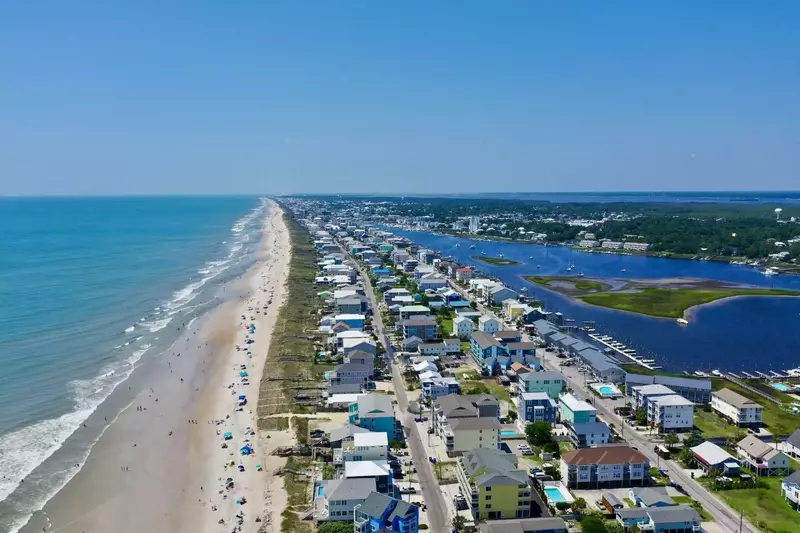 Breezy Goin is located on the quiet North End, close to the drive on beach at Freeman Park