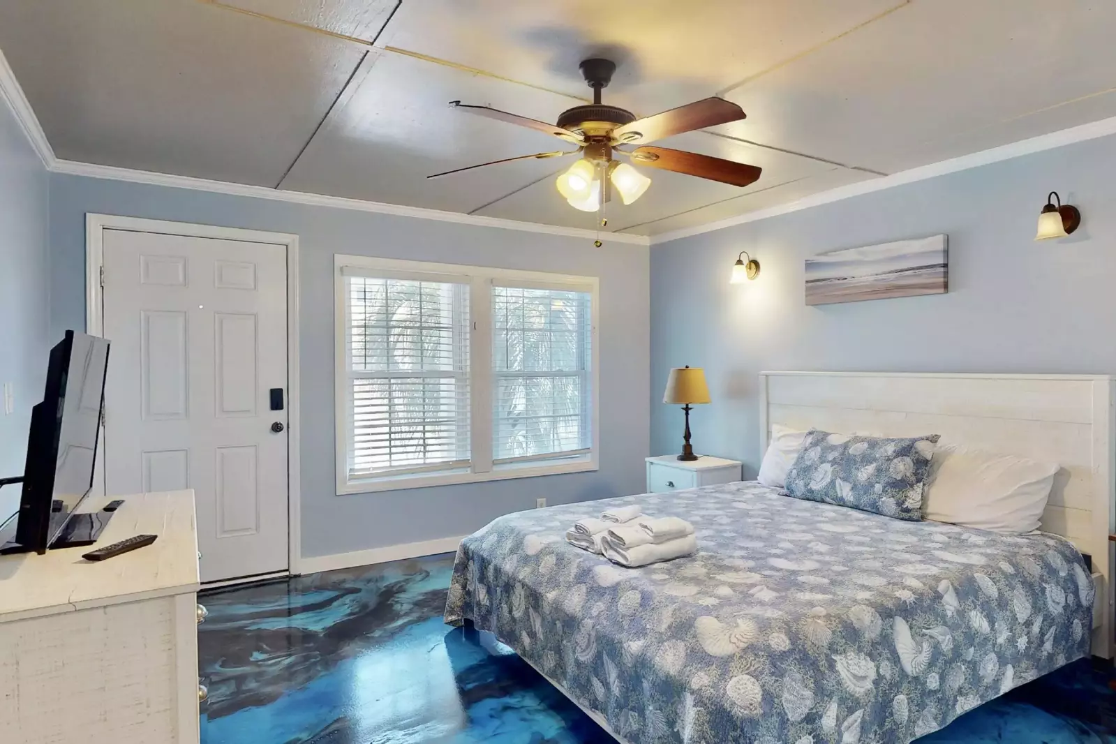 1st Floor owner suite with king bed and full bathroom