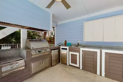 Outdoor kitchen with built in grill and cooktop!
