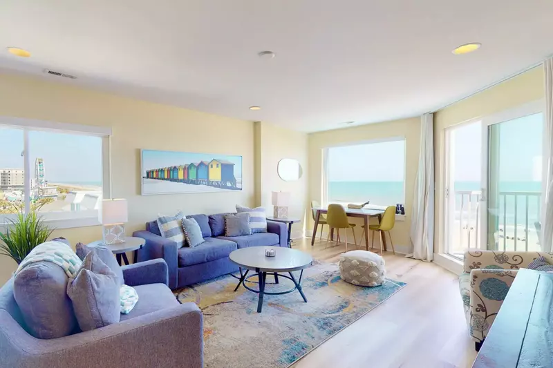 With windows on every side the Top Deck living area is filled with natural light and beautiful views