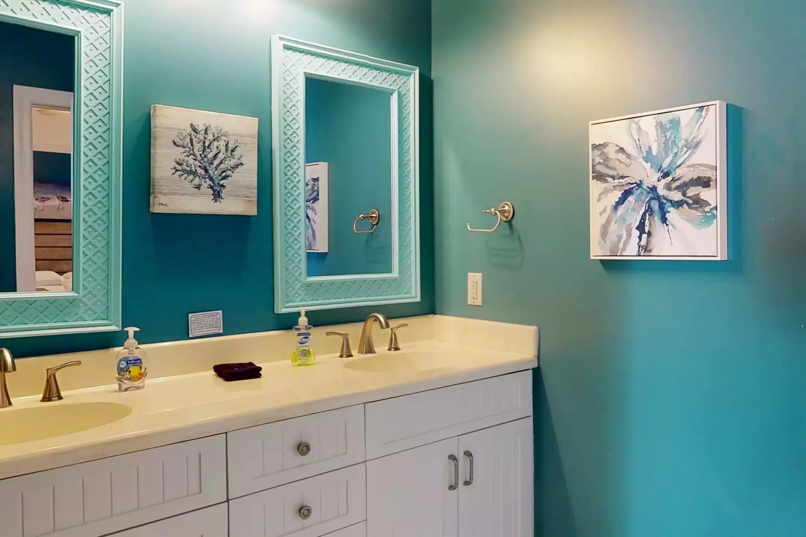 Double sinks and plenty of space in the master ensuite