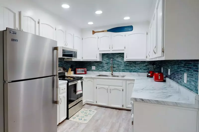 Updated kitchen with beautiful backsplash and counter tops
