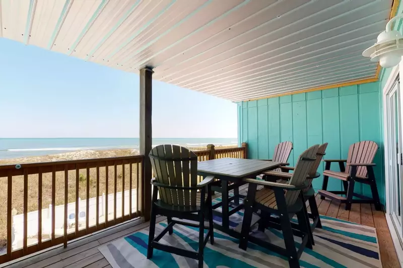 Covered deck with plenty of seating