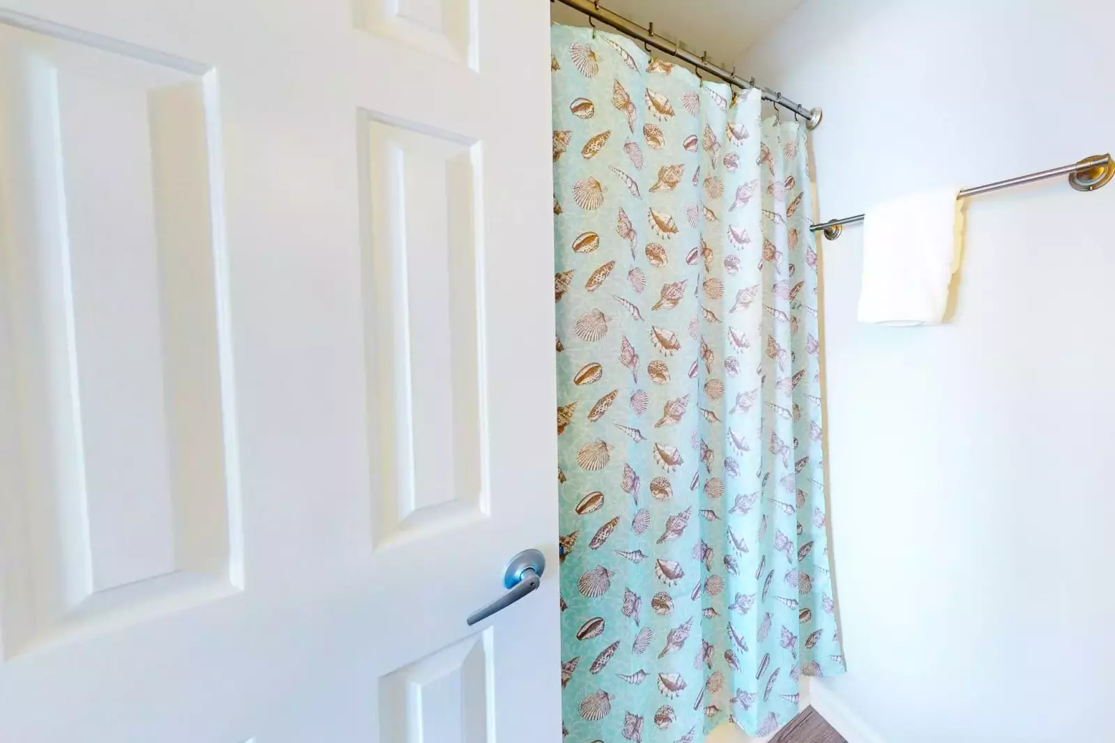 Owner en-suite has a tub/shower combo