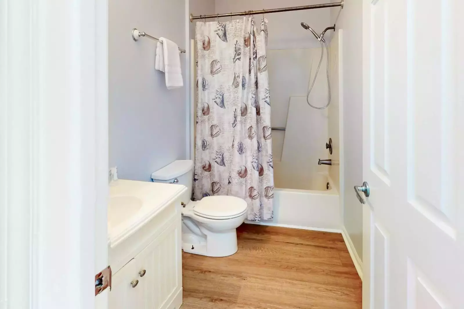 Hall Bathroom with bathtub/shower combo