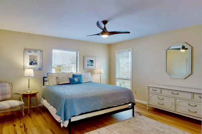 2nd owner suite with king bed and private full bathroom