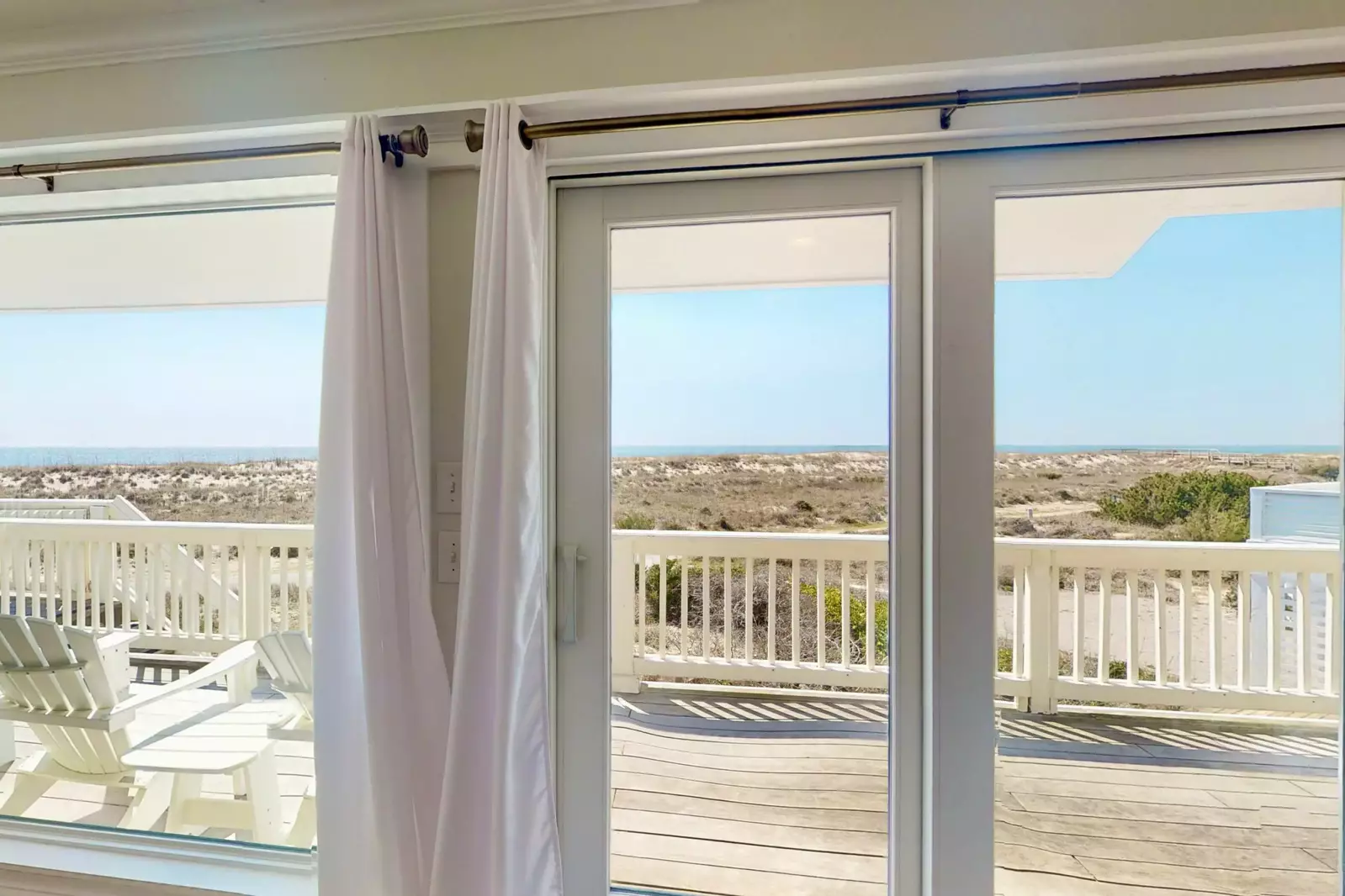 Enjoy panoramic windows at Washashore