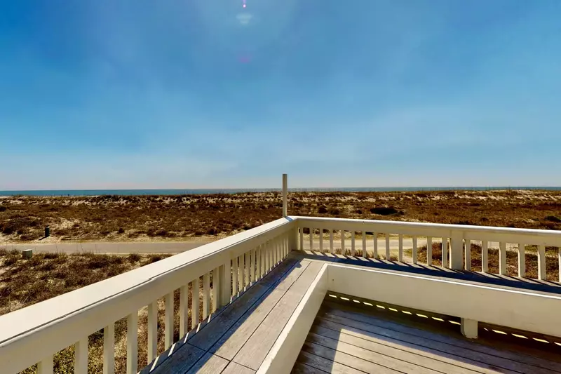 Enough seating for everyone on this deck!