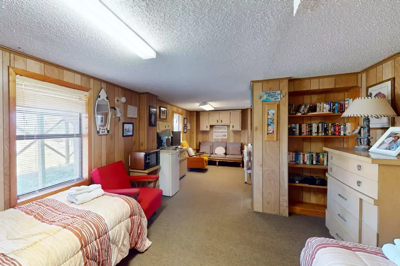 Enjoy your privacy in the separate bonus room under the house!